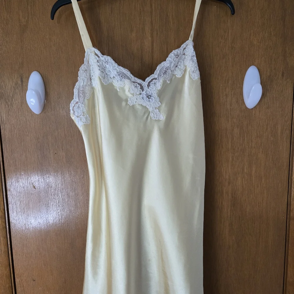 Elegant Yellow Lace-Trimmed Nightgown - Picture 2 of 6